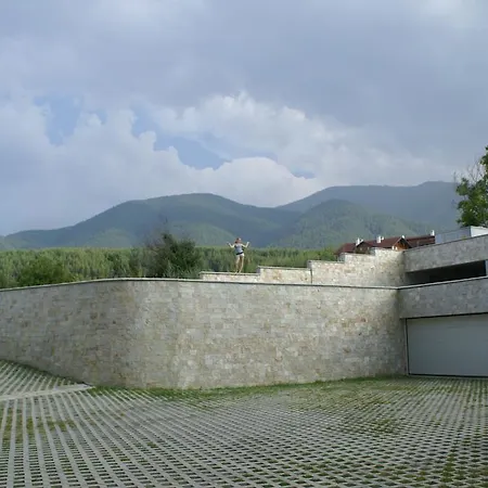 In Royal بانسكو